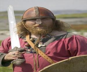 yapboz bir kılıç ve bir kalkan ile silahlı Viking